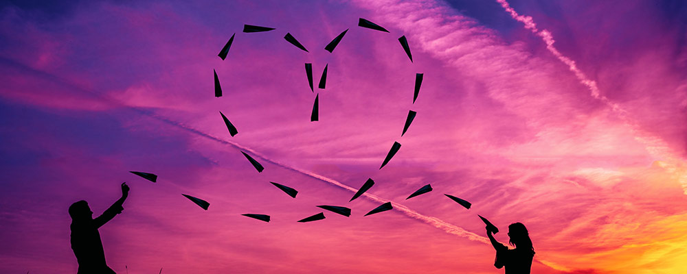 Aşkın başlangıcı; sevilme arzusuyla gururun birbirine ters ters baktığı o ince çizgidir.